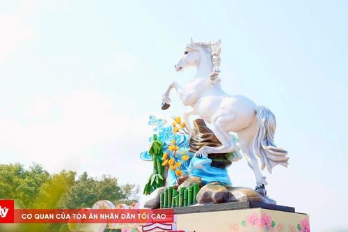 Linh vật Xuân Bính Ngọ 2026 rực sắc trên đồi Chuông Gió ở Huế
