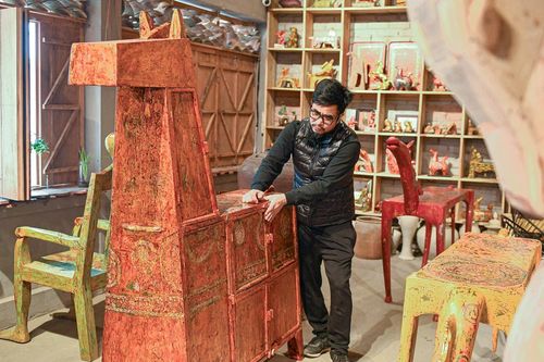 Khách Đà Nẵng chi 400 triệu săn bàn ghế sơn mài hình ngựa ở Hà Nội
