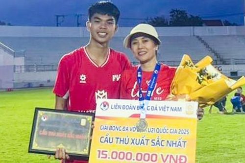 Người mẹ từ Nam ra Bắc rửa bát, bưng bê nuôi giấc mơ cầu thủ của Lê Phát