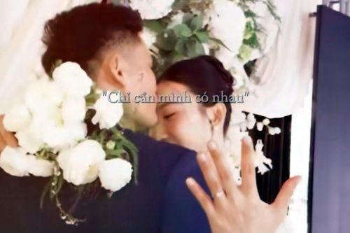 Hoa khôi bóng chuyền Nguyệt Anh được tuyển thủ điền kinh cầu hôn