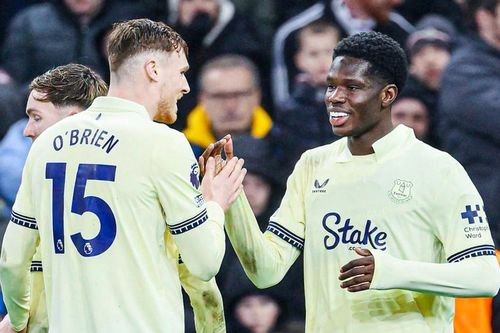 Aston Villa thua trên sân nhà, Arsenal reo vui