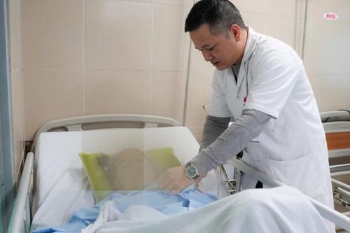 Chạy đua từng phút cứu người phụ nữ bị vỡ tim