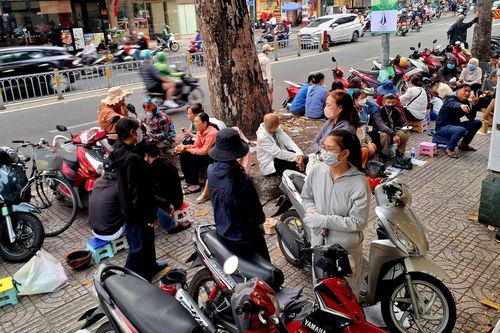 Mẹ chồng U70 xếp hàng mua vàng từ 5h, nói điều khiến con dâu nghẹn lòng