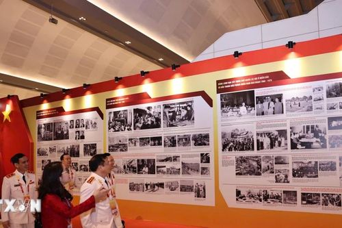 Trưng bày ảnh 'Dưới cờ Đảng - Đất nước tiến vào Kỷ nguyên mới' thu hút các đại biểu dự Đại hội XIV