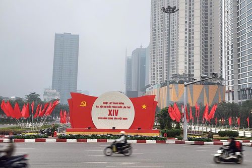 Đường phố rực rỡ sắc đỏ cờ hoa trong ngày làm việc đầu tiên Đại hội XIV của Đảng