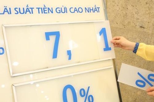 Tăng lãi suất, các ngân hàng hút tiền gửi