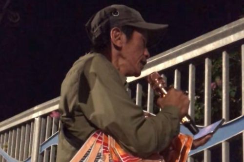 Người đàn ông khuyết tật hát rong trên phố, giọng hát hút gần 2 triệu lượt xem