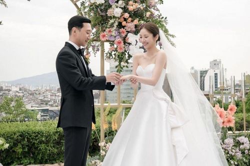 Son Dam Bi ngại ngùng khi được hỏi về cuộc sống hôn nhân