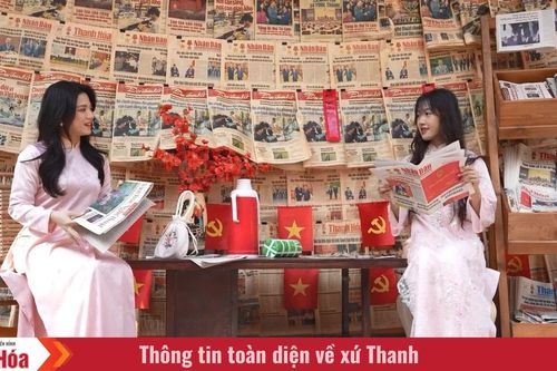 Áo dài check in mùa Tết