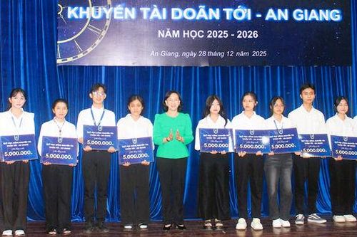 Học bổng Doãn Tới viết tiếp ước mơ