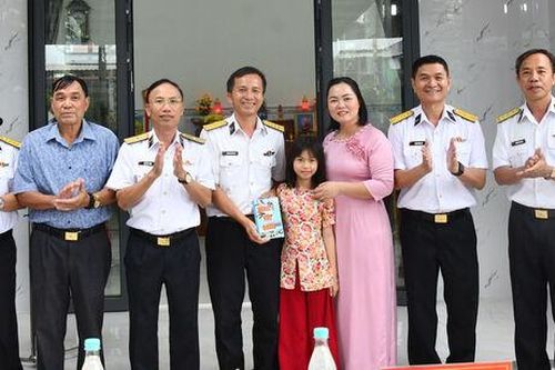 Bộ Tư lệnh Vùng 5 Hải quân bàn giao nhà Đồng đội