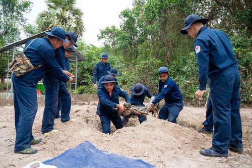 Đội K93 quy tập thêm 3 bộ hài cốt liệt sĩ tại phường Chi Lăng