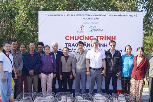 Trao tặng sinh kế cho hộ nghèo bị ảnh hưởng bởi thiên tai