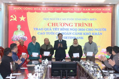 40 suất quà tặng người cao tuổi khó khăn xã Na Sang và Mường Pồn