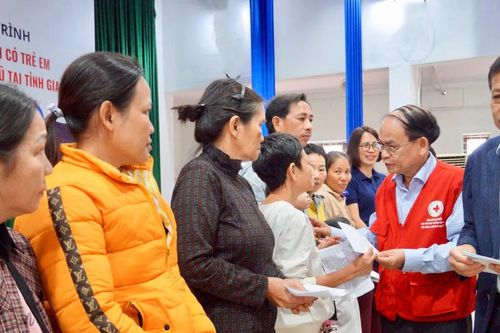 Hỗ trợ kịp thời trẻ em và gia đình khó khăn sau thiên tai