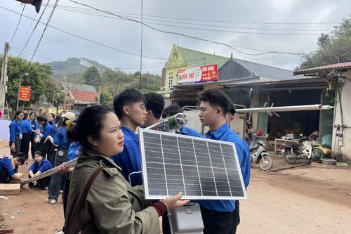 Hội đồng hương sinh viên Lạng Sơn tại Hà Nội tổ chức chương trình tình nguyện tại xã Thống Nhất