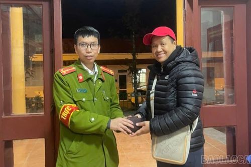 Công an phường Sa Pa liên tiếp bàn giao tài sản cho người đánh rơi