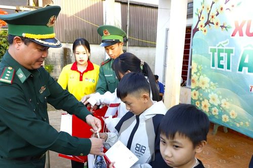 Ấm áp chương trình Xuân biên cương thắm tình quân dân ở Lâm Đồng