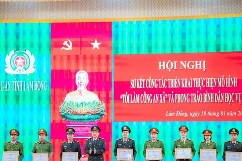Lâm Đồng sơ kết mô hình 'Tôi làm Công an xã' và phong trào 'Bình dân học vụ số'