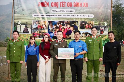 Ấm áp Chương trình 'Yêu thương về bản - Phiên chợ Tết 0 đồng' tại Bình Xa