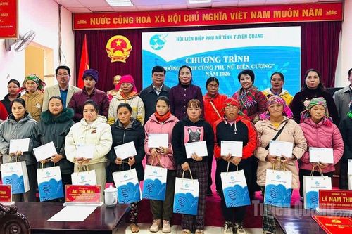 Các đơn vị, địa phương trao quà cho người dân có hoàn cảnh khó khăn