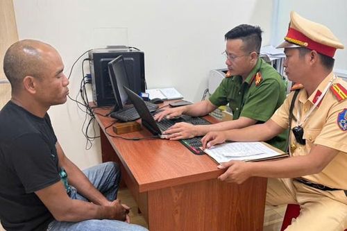 Lâm Đồng: Tạm giữ người đàn ông điều khiển xe ô tô 'diễn xiếc' trên đường