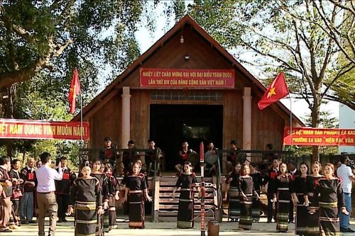 Đồng bào Ê Đê chào mừng Đại hội Đảng toàn quốc lần thứ XIV
