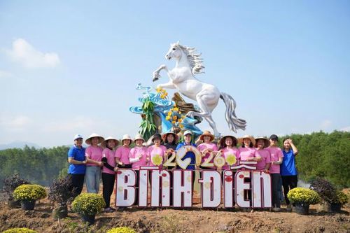 Linh vật Xuân Bính Ngọ 2026 xuất hiện trên đồi Chuông Gió ở Cố đô Huế