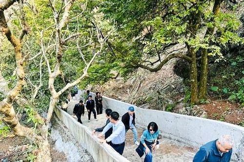 Trekking trên núi Hương Sơn