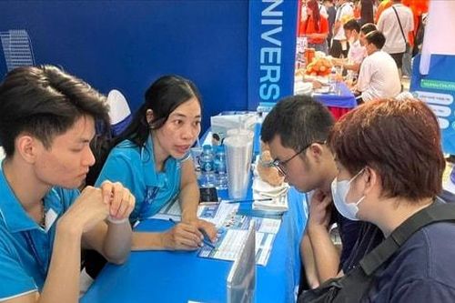 Tuyển sinh đại học 2026: Học sinh băn khoăn tổ hợp, cân nhắc chọn ngành