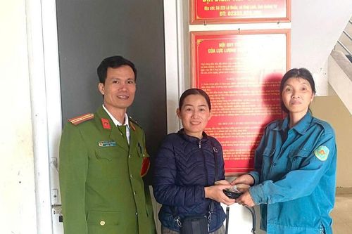 Nhặt được túi xách chứa tiền, vàng, người phụ nữ thu mua ve chai trình báo công an