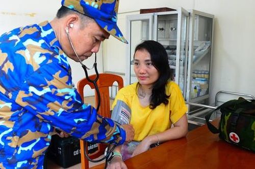 Phía sau hải trình mang Xuân ra đảo: Những đêm không ngủ của bác sĩ Du