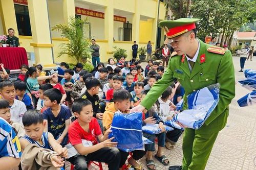 Hành trình mang hơi ấm và ánh sáng đến với đồng bào vùng cao Thanh Hóa