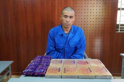 Phục kích đối tượng 'cõng' 10 bánh ma túy trên đường vắng