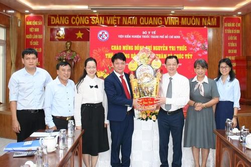 Thứ trưởng Nguyễn Tri Thức thăm, làm việc và chúc Tết hai đơn vị trực thuộc Bộ Y tế tại TPHCM