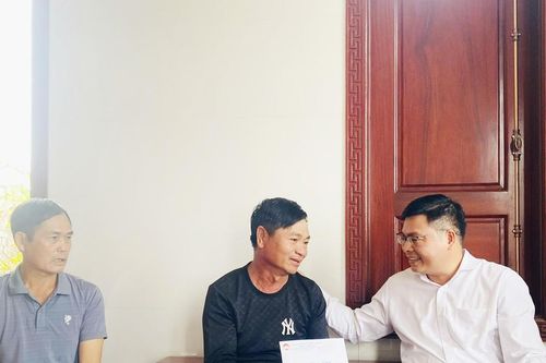 Mặt trận tỉnh Quảng Trị hỗ trợ ngư dân bị chìm tàu cá ở biển Nhật Lệ
