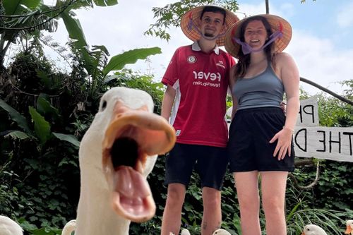 Vợ chồng Tây xăm hình vịt đội nón lá sau chuyến du lịch Việt Nam
