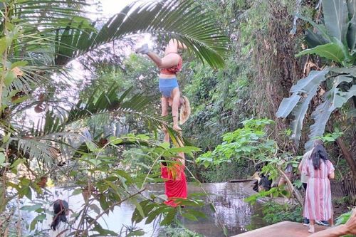 Du khách tập yoga nhào lộn phản cảm trong chùa Thái Lan