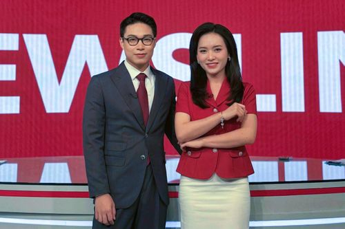 Hai MC tường thuật khai mạc Đại hội XIV của Đảng bằng tiếng Anh