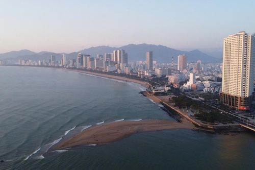 Xuất hiện cồn cát độc lạ hình cá heo ở biển Nha Trang