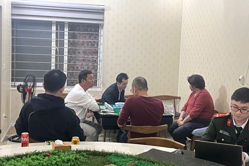 Bắt quả tang nhóm người nước ngoài đang tụ tập đánh bạc