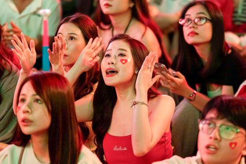 'Biển người' nhuộm đỏ phố đi bộ TP.HCM cổ vũ U23 Việt Nam