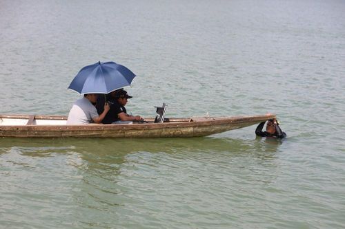 Thợ lặn ngâm mình dưới sông Hương tìm 2 cây vàng của người dân đánh rơi
