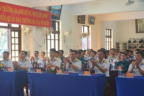 Trường Sa theo dõi truyền hình trực tiếp khai mạc Đại hội Đảng lần thứ XIV