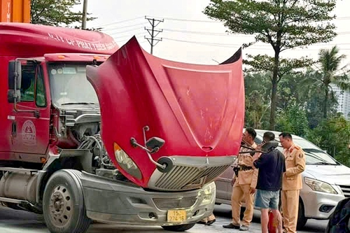 Kịp thời khống chế đám cháy từ xe container khi đang lưu thông trên Quốc lộ 5A