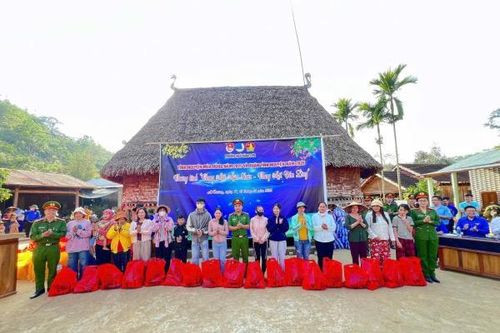 Mang tết sớm lên với bà con nhân dân vùng biên cương Việt - Lào