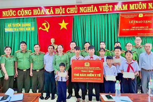 Phòng An ninh chính trị nội bộ Công an tỉnh Lâm Đồng trao tặng 97 thẻ bảo hiểm y tế cho học sinh có hoàn cảnh khó khăn