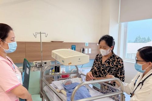 Cứu sống bé gái sinh non nặng 1,7kg trong tình trạng suy hô hấp