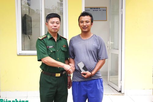 Cán bộ Bộ đội Biên phòng nhặt được của rơi trả lại người đánh mất