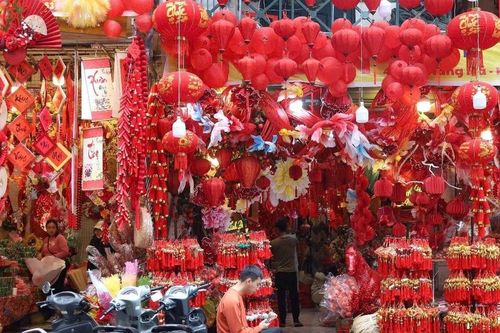 Hà Nội: Phố Hàng Mã trầm lắng, tiểu thương chờ sức mua dịp Tết Nguyên đán